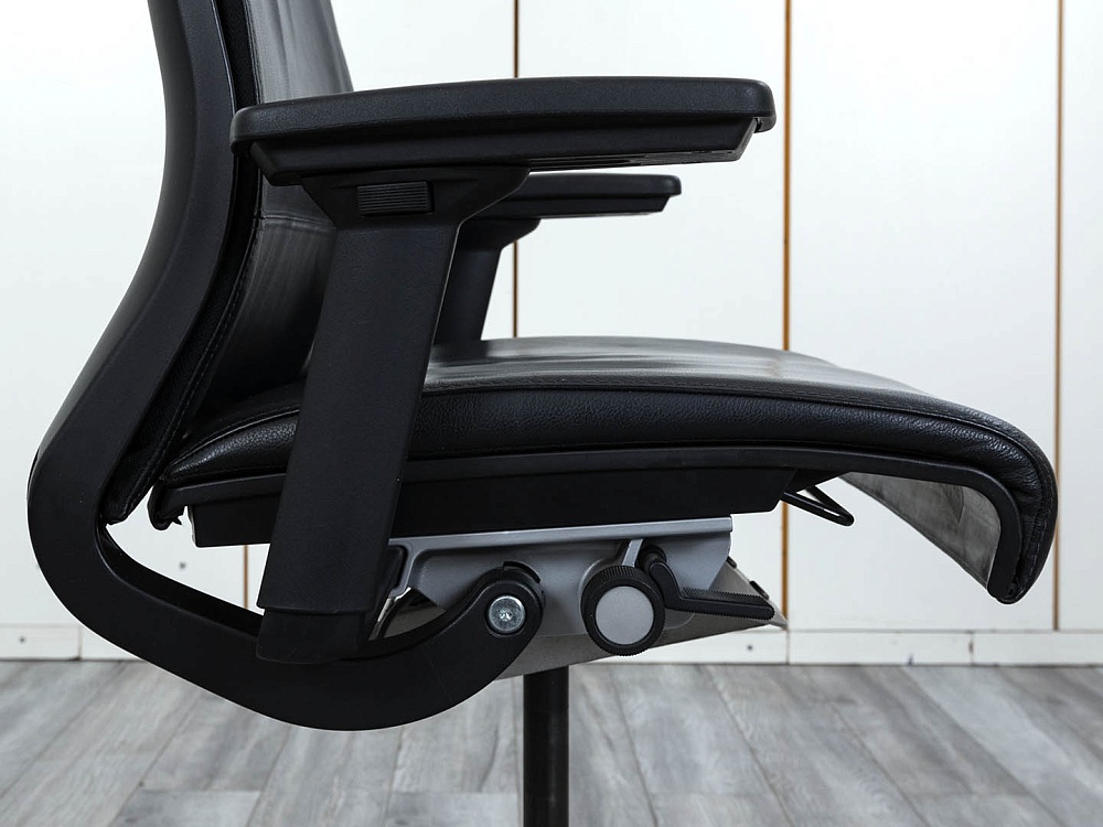 Офисное кресло для персонала  SteelCase Кожа Черный Think  (КПКЧ-11104)