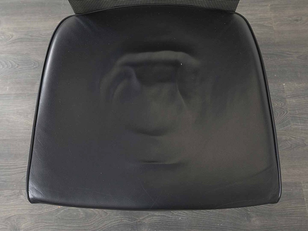 Офисное кресло руководителя  Haworth Кожа Черный Comforto  (КРКЧ-31051)