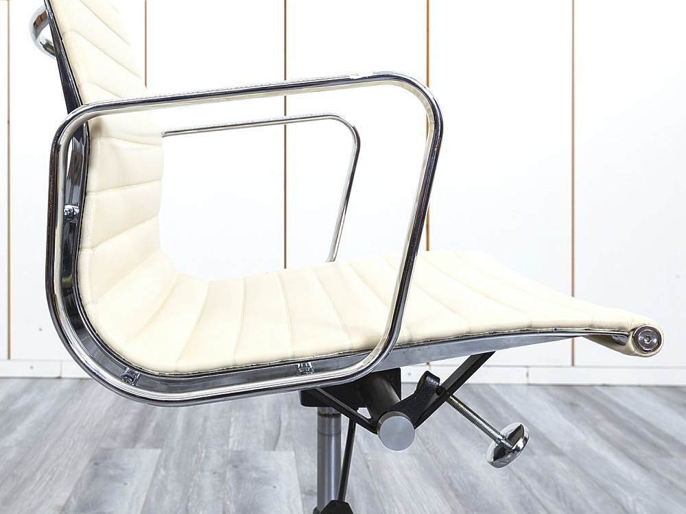 Офисное кресло для персонала  Eames Кожа Бежевый EA 117  (КПКБ-20123)