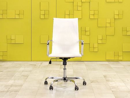 Офисное кресло руководителя на колесах Сетка Белый Россия_КРКБ-250624