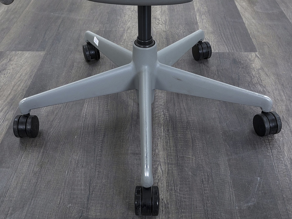 Офисное кресло руководителя  Herman Miller Сетка Белый Mirra  (КРСБ-13112)
