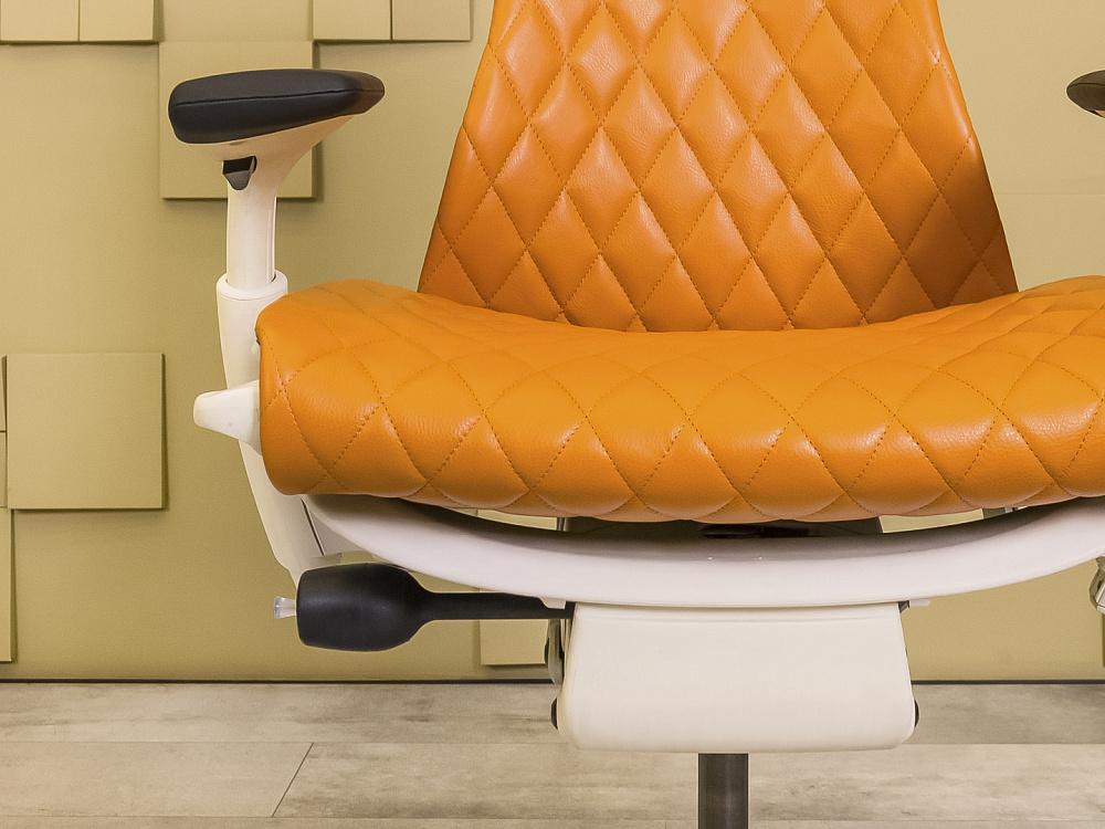 Офисное кресло руководителя на колесах Embody Herman Miller Кожа Оранжевый США  КРКО-29125