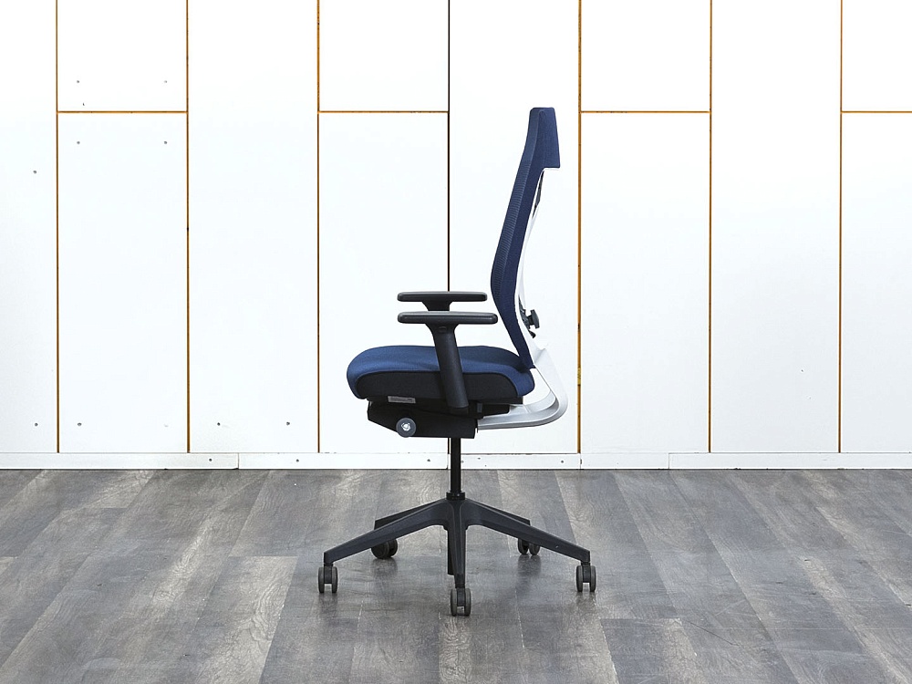 Офисное кресло руководителя  INTERSTUHL Ткань Синий JOYCEis3  (КРТН-28083)