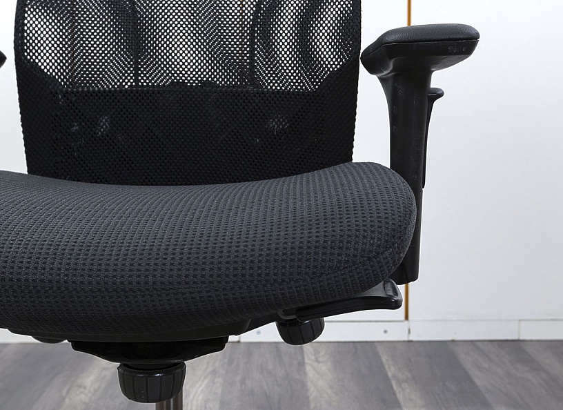 Офисное кресло для персонала  Kinnarps Ткань/сетка  Черный   (КПТЧ-11042)