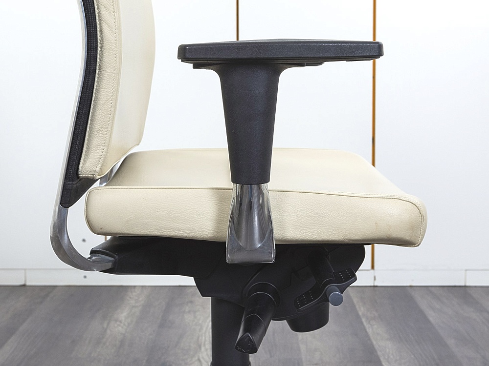 Офисное кресло руководителя   Кожзам Бежевый   (КРКБ-24052)