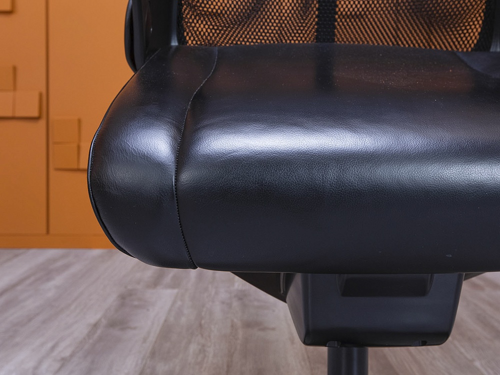 Офисное кресло руководителя  Okamura Кожа Черный Leopard  (КРКЧ-17015)