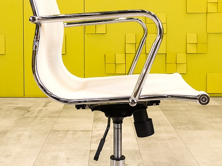 Офисное кресло руководителя на колесах Сетка Белый Россия_КРКБ-250624