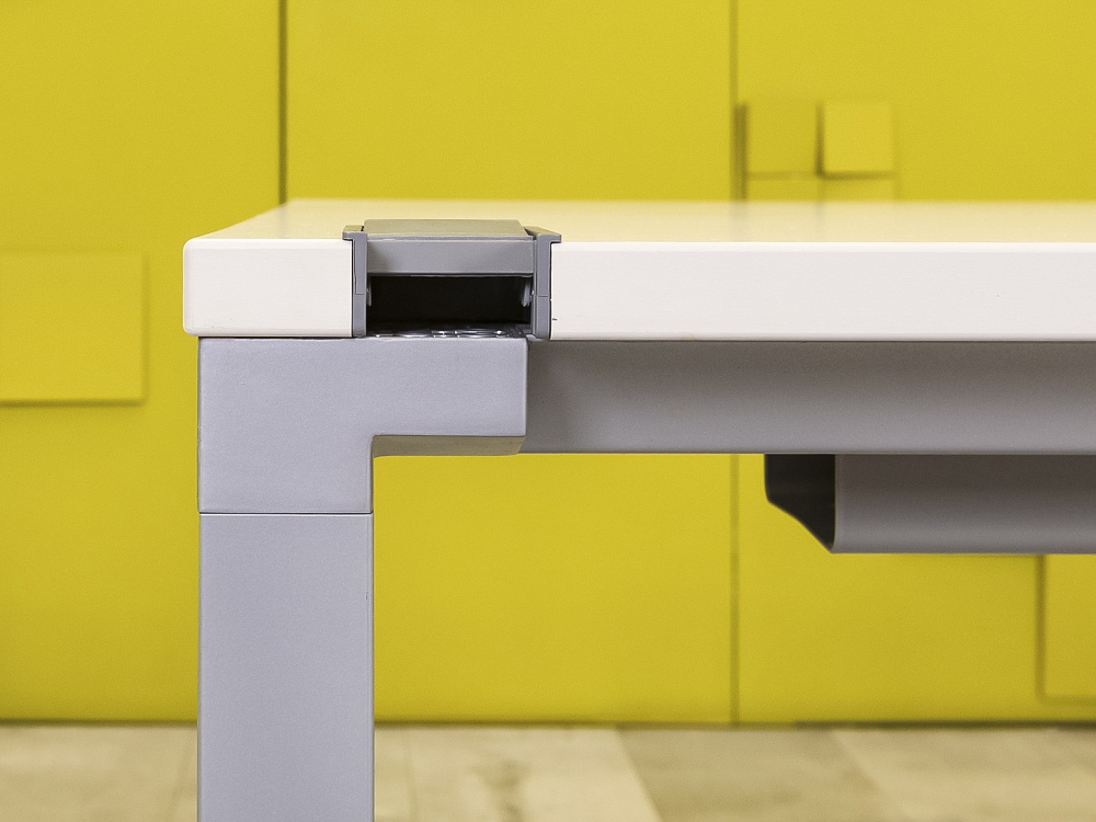 Офисный стол прямой Steelcase ЛДСП Белый Франция  СППБ1-04026