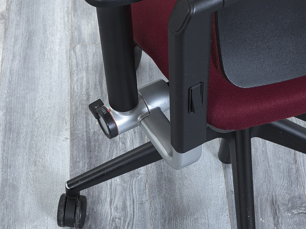 Офисное кресло руководителя  SteelCase Ткань Красный Please 2 Ergonomic  (КРТК-14113)