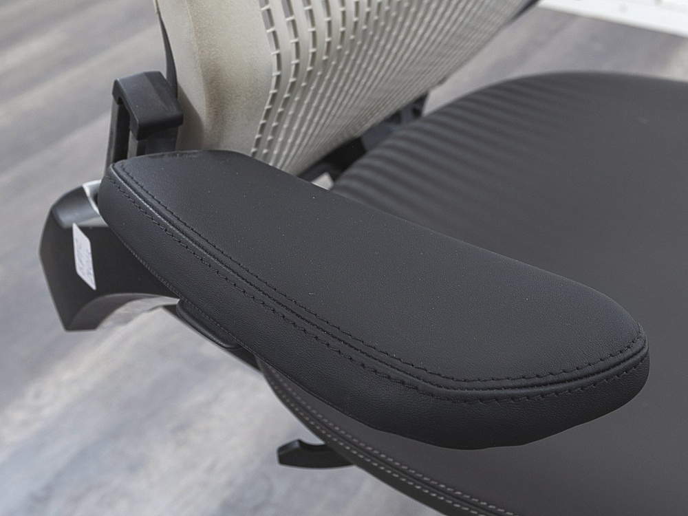 Офисное кресло руководителя  Knoll Кожа Черный Generation  (КРКЧ-28022)