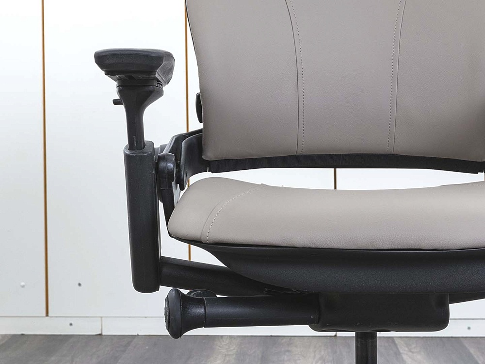 Офисное кресло руководителя  SteelCase Кожа Бежевый Leap B  (КРКБ-16122)