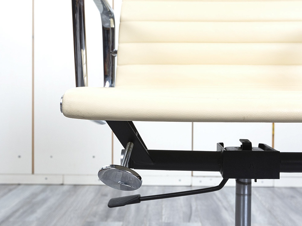 Офисное кресло для персонала  Eames Кожа Бежевый EA 117  (КПКБ-20123)